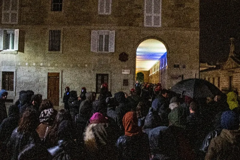 Gasteizko etxe batera sartu dira hainbat gazte, emantzipatzeko ezintasuna salatzeko