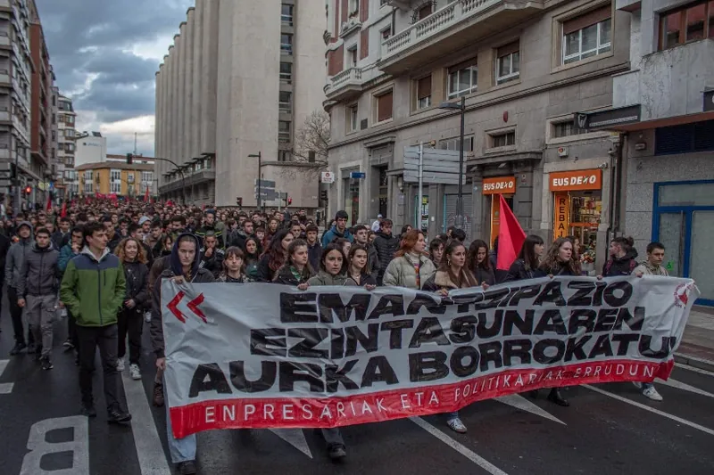Gasteizko kaleak hartu ditu GKSk, gazte langileek emantzipatzeko duten ezintasunaren kontra