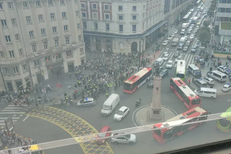 Bilbon, hainbat kale-saltzaile jazarri ditu Poliziak