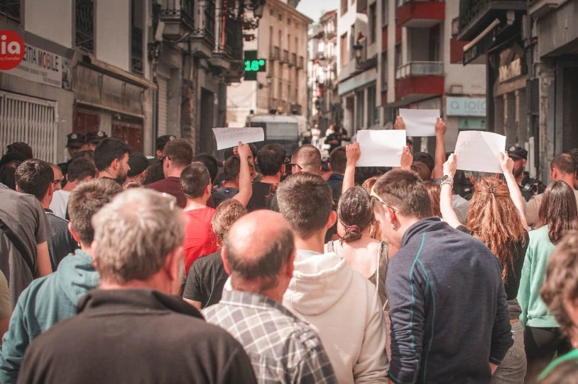 Voxeko faxisten kontra protesta egin dute Algortan, Azpeitian eta Tolosan