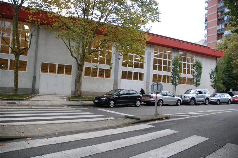 Adin txikiko bati sexu-erasoa egin dio gizon batek Donostiako kiroldegi batean