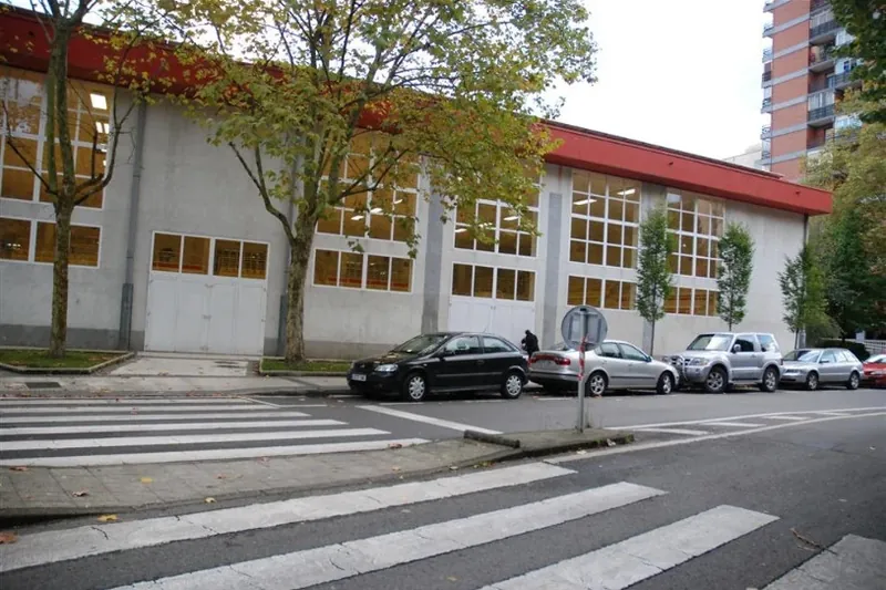Adin txikiko bati sexu-erasoa egin dio gizon batek Donostiako kiroldegi batean