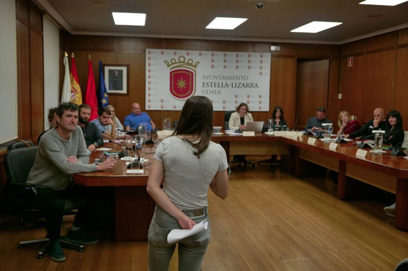 Sugarra Gaztetxeak Lizarrako Udalbatzan salatu du jasaten ari den errepresio ekonomikoa