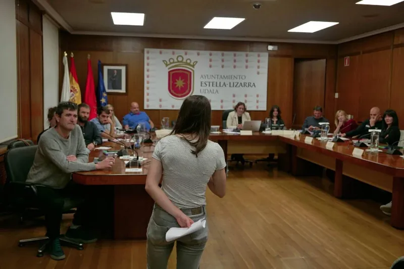 Sugarra Gaztetxeak Lizarrako Udalbatzan salatu du jasaten ari den errepresio ekonomikoa