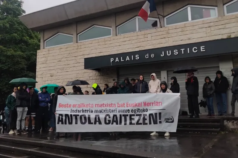 Emakume bat erail du bere bikotekideak Donibane Lohizunen