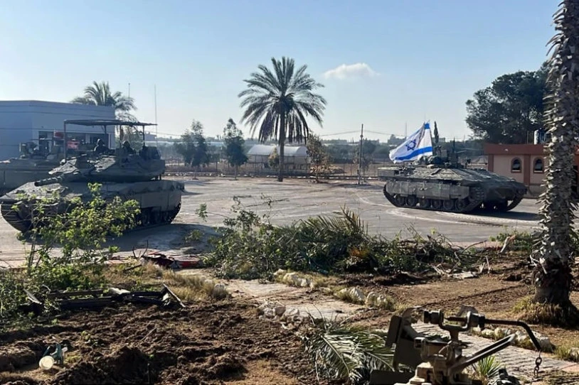 Rafahra lurretik sartu dira jada indar militar sionistak