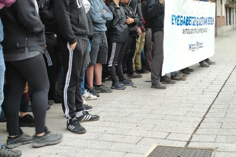 Gasteizen, biharko ezarrita zegoen etxegabetzea atzeratzea lortu du Etxebizitza Sindikatu Sozialistak