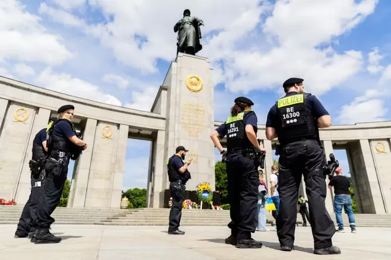 Berlinen, ikur sobietarrak debekatu ditu Poliziak egun hauetarako