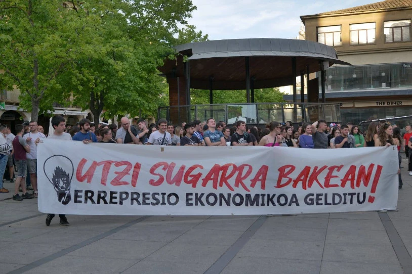 Sugarra Gaztetxearen kontrako errepresio ekonomikoa salatzeko atera dira kalera