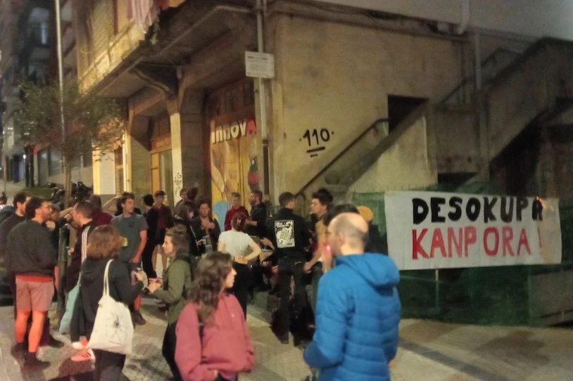 Donostian, legez kontra etxe bat husten saiatu dira bi desokupa