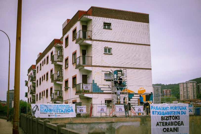 Ekida mural bat egiten ari da Escalerillasen, bizilagunen borrokarekin elkartasunez