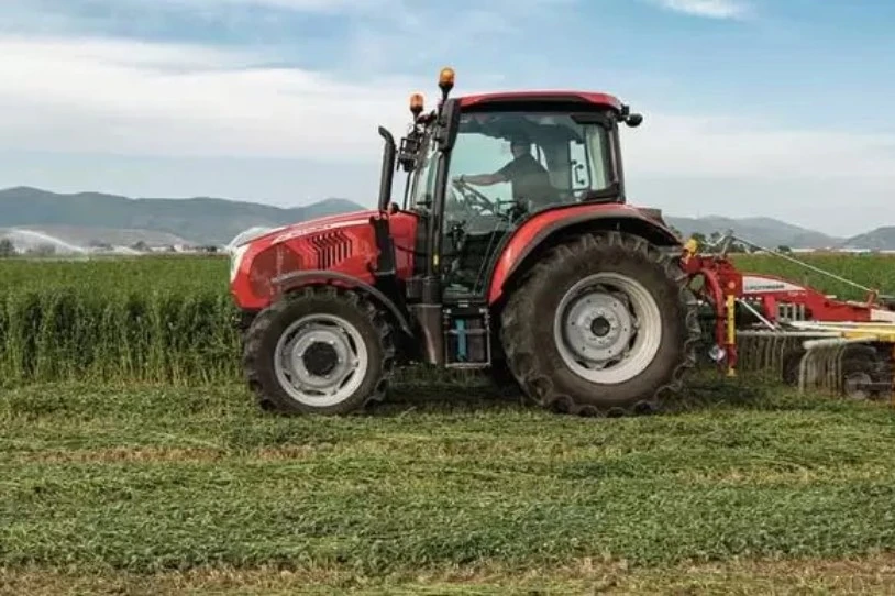 Traktorearekin lanean ari zela, istripua izan du laborari batek