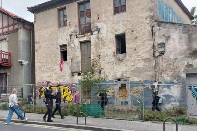 Hainbat gazte bota dituzte Algortako etxe batetik