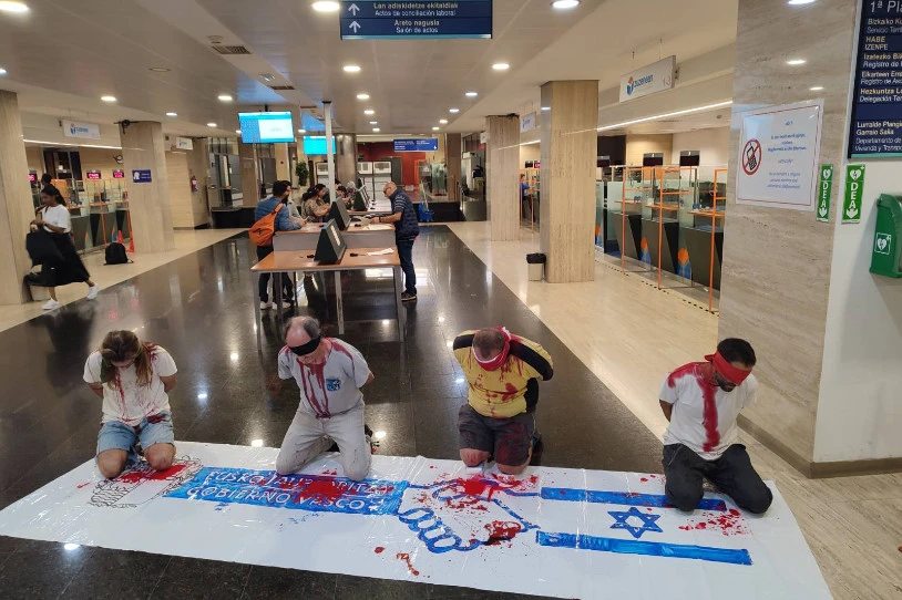 Jaurlaritzaren Bilboko egoitza nagusian protesta egin zuen atzo Uribe Kostako Khalasek