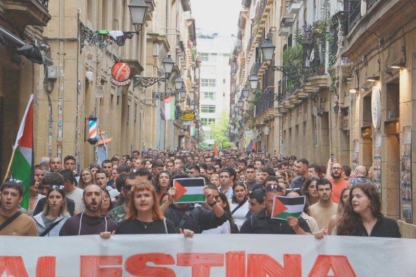 Donostiako kanpaldiari lotuta, ehunka gazte mobilizatu dira Donostian, Europar Batasunak Palestinako sarraskian duen erantzukizuna salatzeko