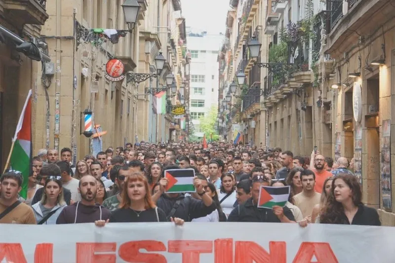 Donostiako kanpaldiari lotuta, ehunka gazte mobilizatu dira Donostian, Europar Batasunak Palestinako sarraskian duen erantzukizuna salatzeko