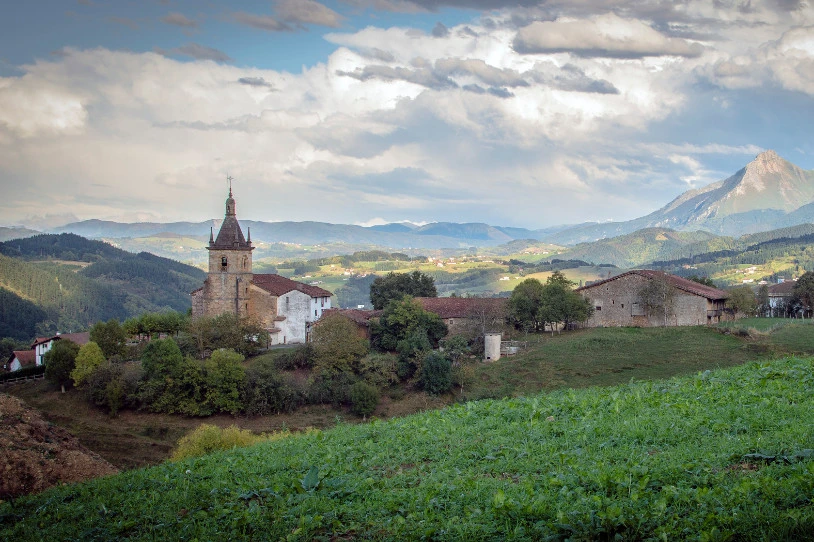 Lau pertsona migratuk Zerainen jasan duten lan-esplotazioaren berri eman dute