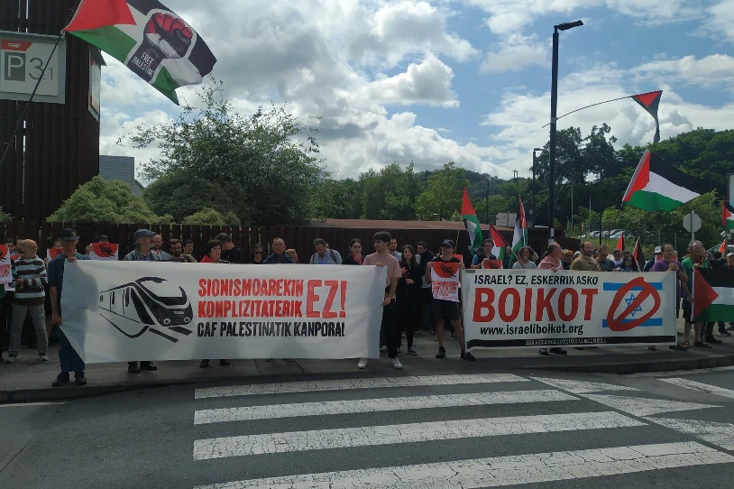 Protesta egin dute CAFeko akziodunen batzarrean, Beasainen