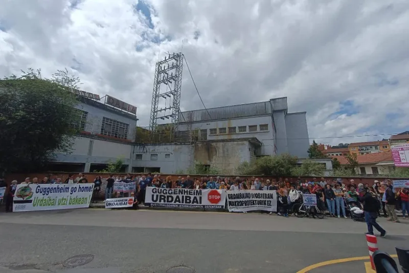 Urdaibaiko Guggenheim proiektuari lotuta, Dalia fabrika botatzen hasi direla salatu dute Gernikan