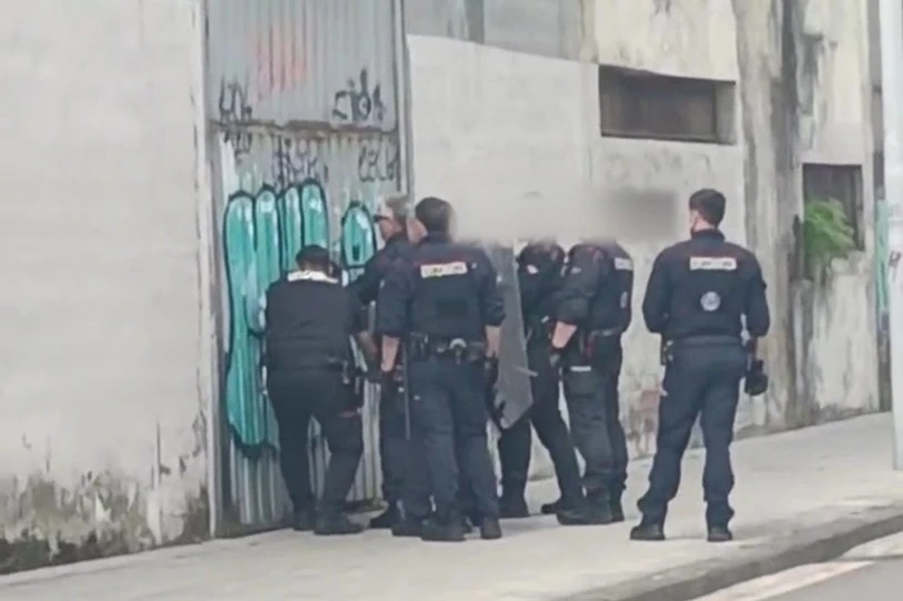 Errekaldeko eraikin batzuetan bizi diren pertsonak jazartzen ari dira desokupak eta Polizia