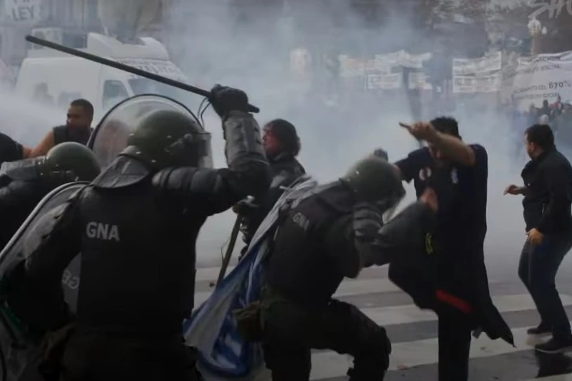 Gogor erreprimitu ditu protestak Argentinako Gobernuak