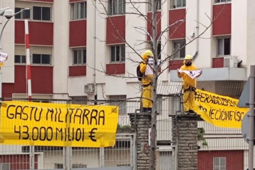 Absolbitu egin dituzte Bilbon, gastu militarra salatzeko, katez lotu ziren bi lagun