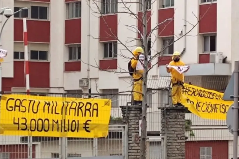 Absolbitu egin dituzte Bilbon, gastu militarra salatzeko, katez lotu ziren bi lagun