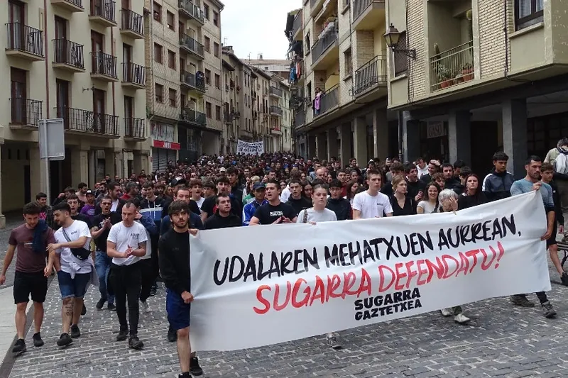 Ehunka lagun bildu dira Lizarran, Sugarra Gaztetxearen defentsan