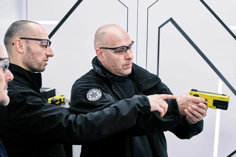 Taser pistolak erabiliko dituzte Barakaldoko, Durangoko eta Trapagarango udaltzainek ere
