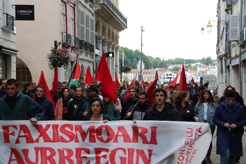 Faxismoaren, kapitalismoaren eta gerraren kontra borrokatzera deitu dute Baionan