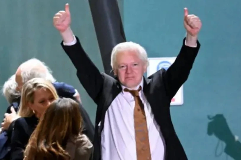 Aske geratu da Julian Assange kazetaria, baina bere burua erruduntzat jotzera behartu dute