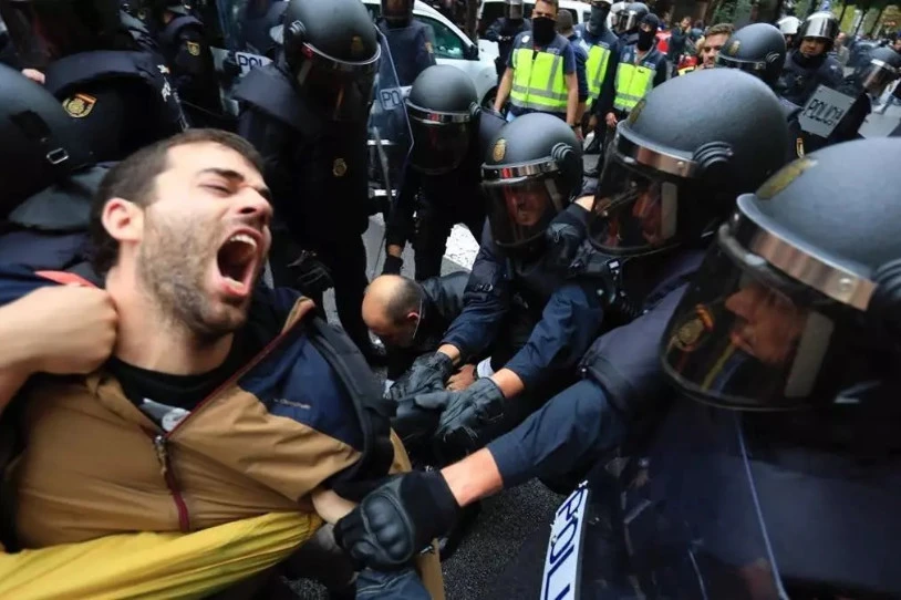 Urriaren 1eko erreferendumean jipoiak ematen aritu ziren 46 poliziari amnistia ezarri diete