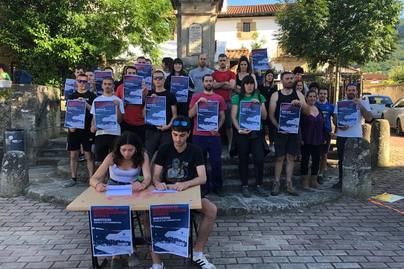 Uztailaren 20an mobilizatzera deitu dute Iturmendin, auzipetutako bizilagunarekin elkartasunez