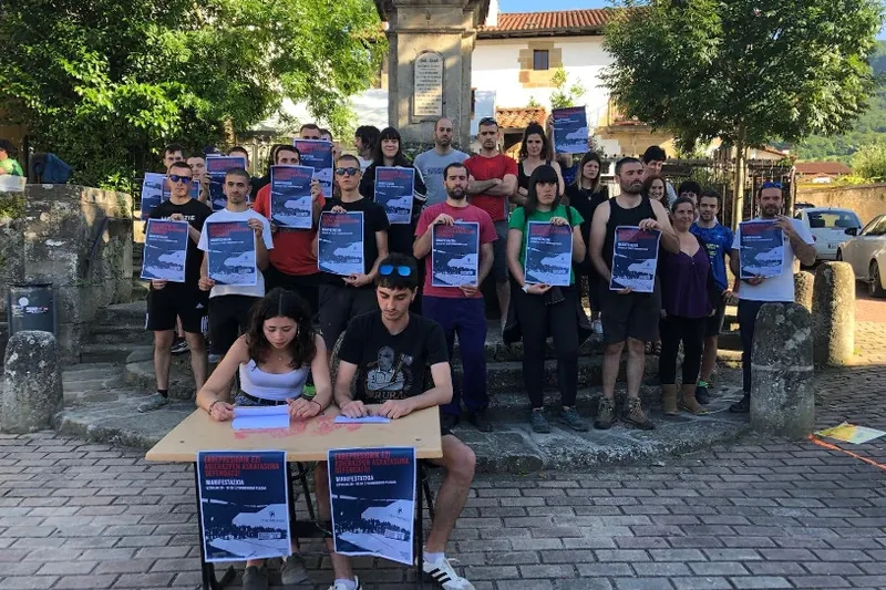 Uztailaren 20an mobilizatzera deitu dute Iturmendin, auzipetutako bizilagunarekin elkartasunez