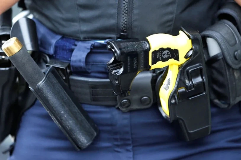 Udaltzainek taser pistolak erabiltzeko aukera, mahai gainean Gasteizen