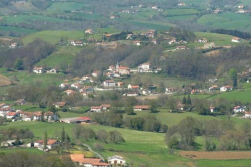 Lan-istripu batean hil dira laborari bat eta haur bat, Aiherran