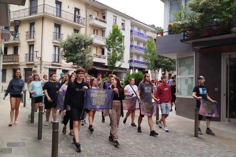 Gaztetxearen aldeko kale-bueltei ekin diete Zestoan