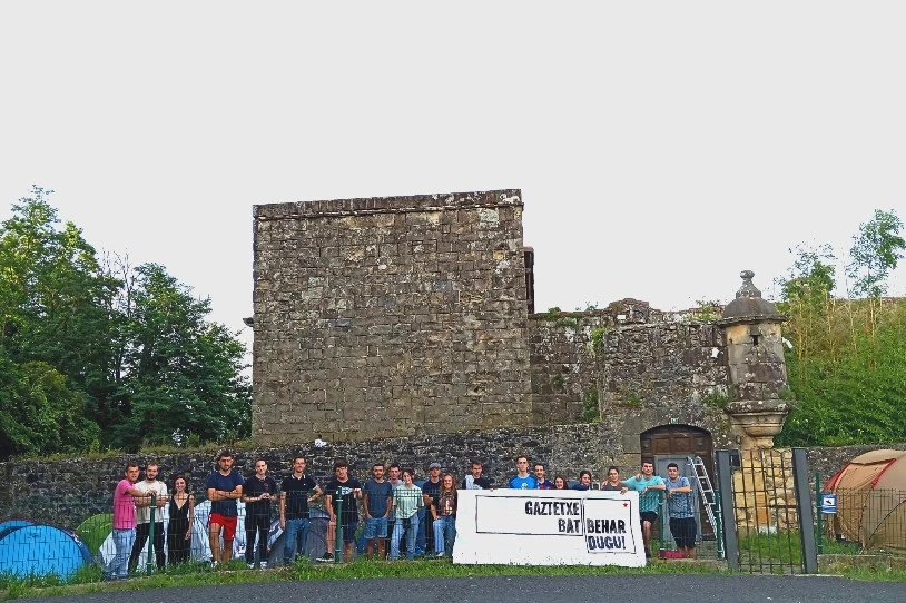 Hondarribian, Piraten Gazteluko lorategia hartu du Bidasoko Gazte Langileon Asanbladak