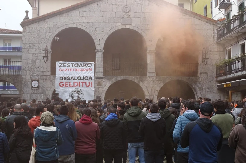 Gaztetxeak defendatu