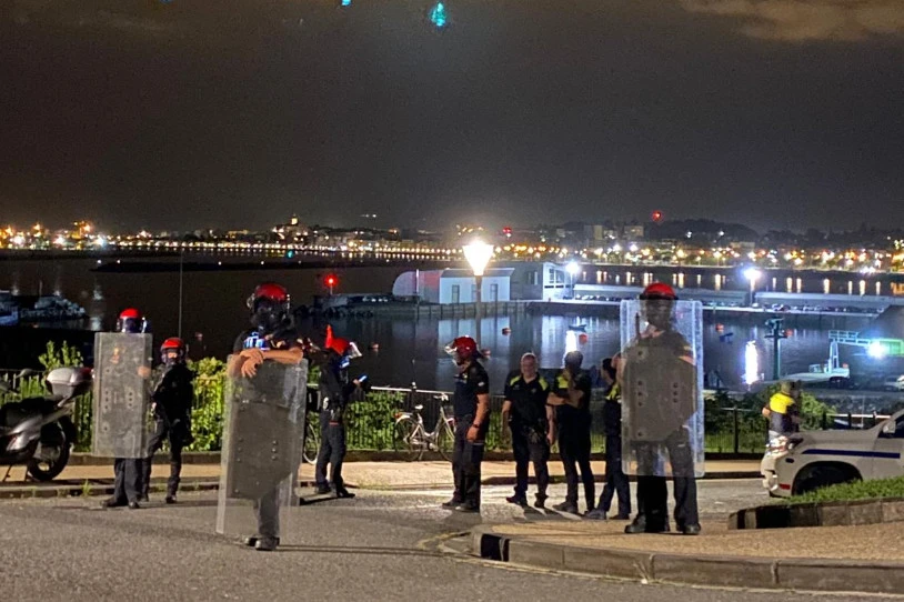 Poliziak Bidasoko Gazte Langileon Asanblada bota du Hondarribiko Piraten Gazteluko lorategitik