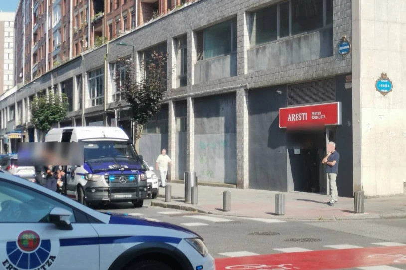 Polizia Bilboko Aresti Zentro Sozialista husten ari da