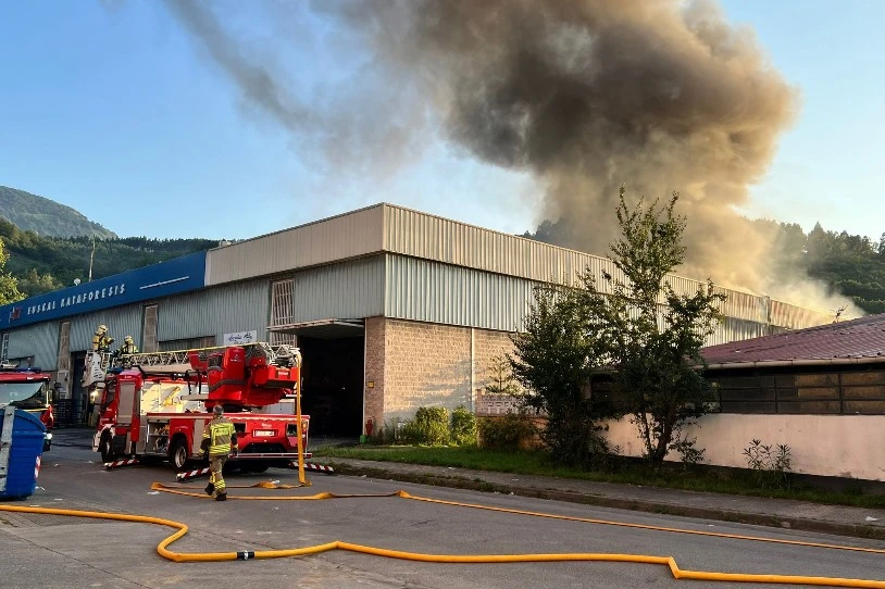 Iurretako fabrika batek su hartu eta bi langile zauritu ziren ostegunean