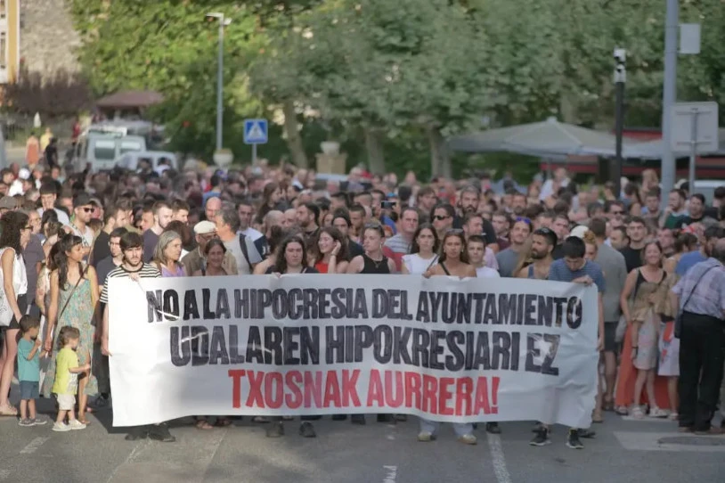 Ehunka lagun mobilizatu dira Lizarran, txosnen alde eta udalaren hipokrisiaren kontra