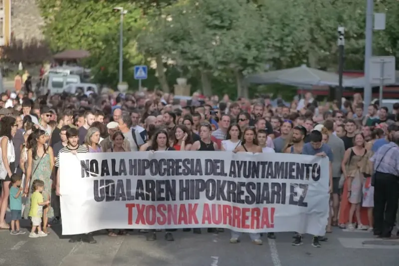 Ehunka lagun mobilizatu dira Lizarran, txosnen alde eta udalaren hipokrisiaren kontra