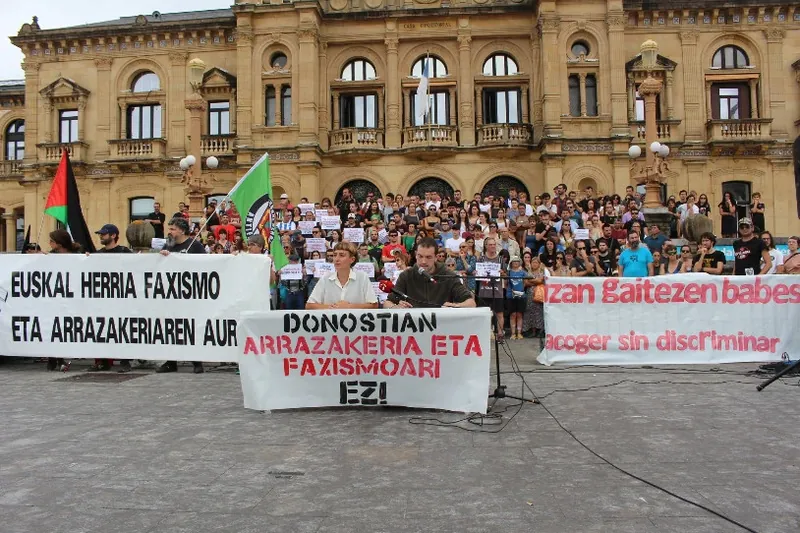 Donostian izaten ari diren jarrera arrazista eta faxistak salatu dituzte hainbat kolektibok