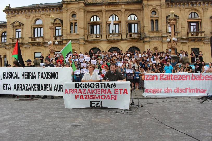 Donostian izaten ari diren jarrera arrazista eta faxistak salatu dituzte hainbat kolektibok