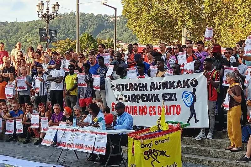 Kaleko saltzaileen kontrako jazarpena salatu dute Bilbon