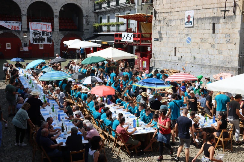 Eraso arrazista bat salatu dute Zestoako jaietan