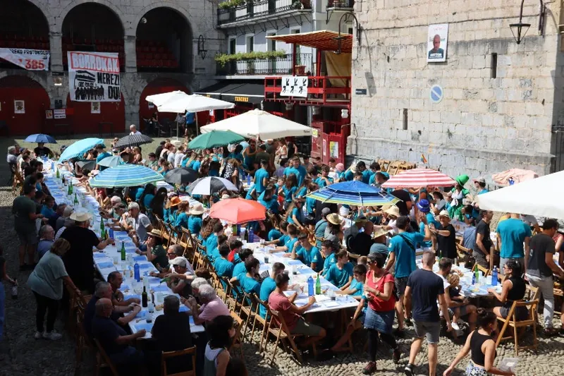 Eraso arrazista bat salatu dute Zestoako jaietan