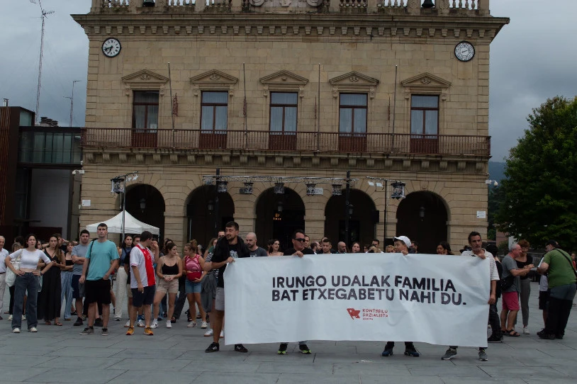Aterabide bat exijitu dute Irunen etxegabetua izatear dagoen familiarentzat